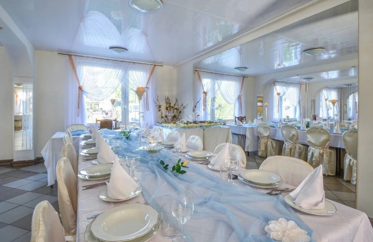 stoły przygotowane na przyjęcia weselne
